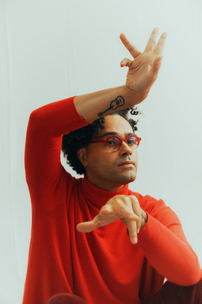 Álbum de voz e violão celebra uma “Década” inspirada de César Lacerda O cantor e compositor César Lacerda. Fotos: Lou Alves/ Divulgação