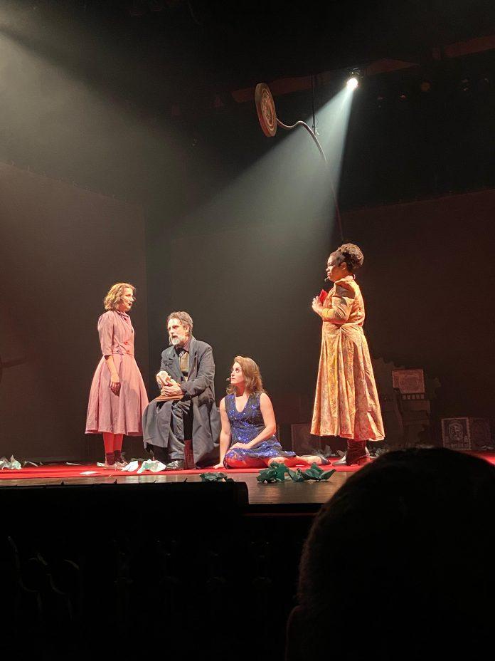 De boneca para menina O elenco de "Kafka e A Boneca Viajante" durante a apresentação de ontem (15), no Teatro Arthur Azevedo. Foto: Samia Fernandes/ Divulgação