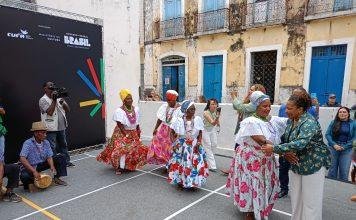 Um ano após mudar lei, Margareth redefine o que seja “música regional” para fins de incentivo A ministra da Cultura Margareth Menezes é recepcionada pelo Tambor de Crioula de Mestre Leonardo