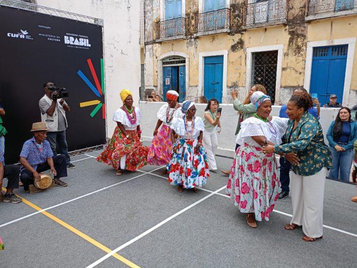 Um ano após mudar lei, Margareth redefine o que seja “música regional” para fins de incentivo A ministra da Cultura Margareth Menezes é recepcionada pelo Tambor de Crioula de Mestre Leonardo