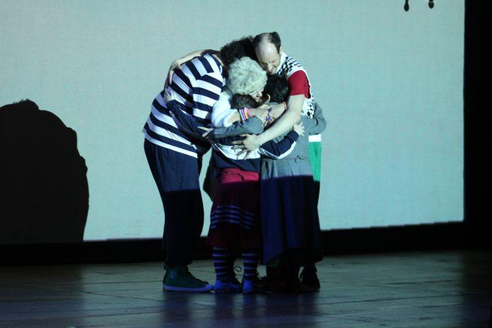 Peça ‘Voz de Vó’ é um GPS para localizar o coração da memória