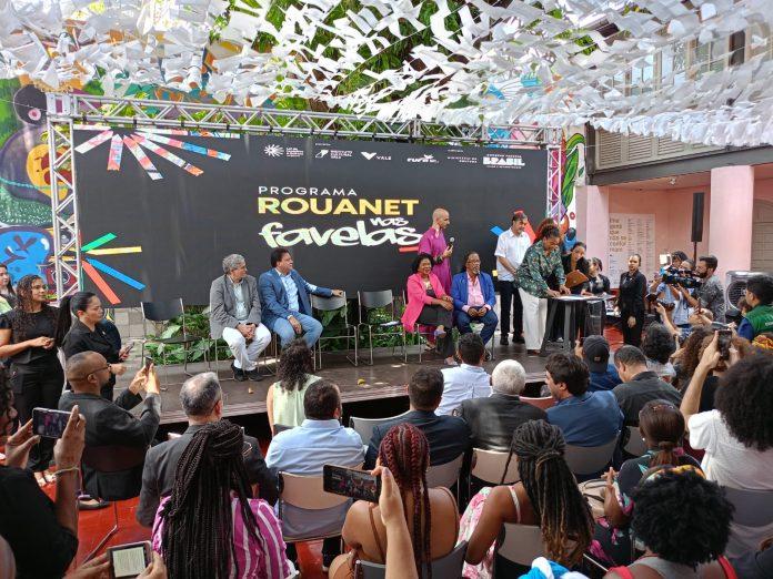 Extremista tenta auditar Lei Rouanet sob Lula, mas TCU diz que ele não tem indícios de irregularidades Observada pelo secretário de economia criativa e fomento à cultura do MinC Henilton Menezes, o vice-governador do Maranhão Felipe Camarão, a vice-prefeita de São Luís Esmênia Miranda e o presidente da Fundação Cultural Palmares João Jorge Rodrigues (sentados), o diretor do Centro Cultural Vale Maranhão Gabriel Gutierrez e o presidente do Instituto Cultural Vale Hugo Barreto (em pé), a ministra da Cultura Margareth Menezes assina termo de compromisso para implantação do Programa Rouanet nas Favelas - fotos: Zema Ribeiro