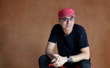 Sambaleiro O cantor e compositor (e sambista) Zeca Baleiro - foto: Necka Ayala/ divulgação