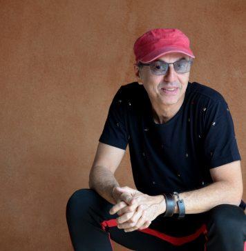 Sambaleiro O cantor e compositor (e sambista) Zeca Baleiro - foto: Necka Ayala/ divulgação