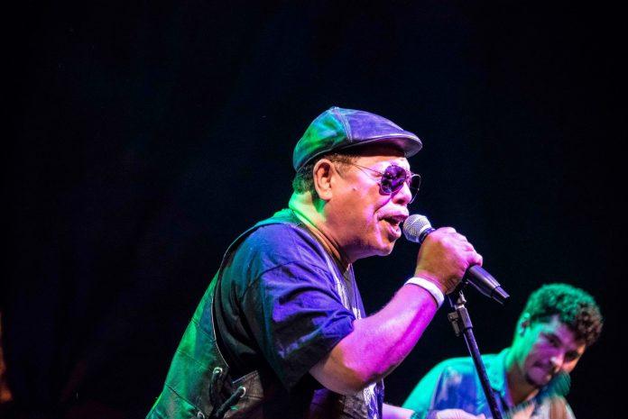 O Imorrível está de volta O cantor e compositor Di Melo (com o guitarrista João Simas em segundo plano) durante sua apresentação no Festival BR 135, em São Luís (2016) - foto: Marco Aurélio/ Acervo BR 135