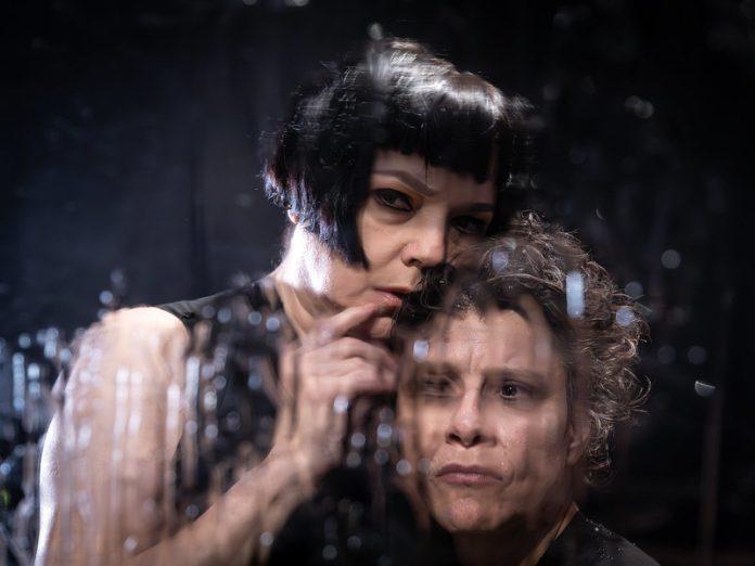 “Ana Lívia” e o embate de duas atrizes Imagem montada de cenas da peça "Ana Lívia", de Caetano Galindo - Foto: Matheus Jose Maria/ Divulgação