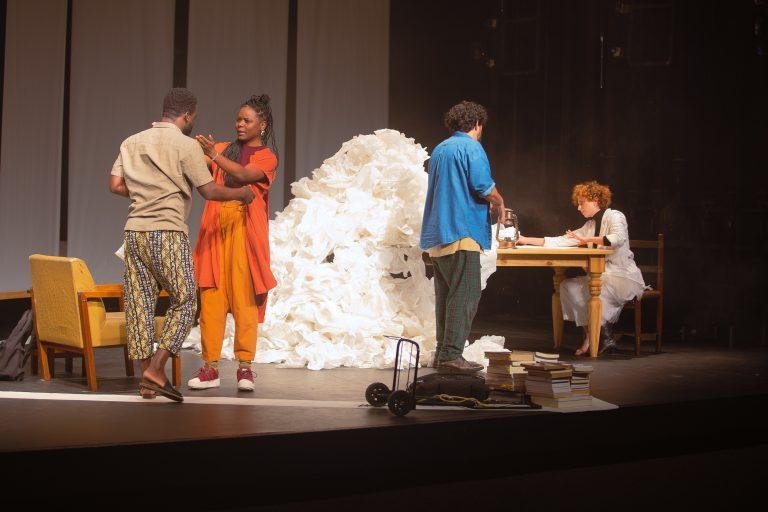 Cena de "Babilônia tropical - A Nostalgia do Açúcar", com quatro atores no palco, dois negros e dois brancos.