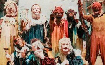 Os “Retratos Fantasmas” (e afetivos) do Recife de Kleber Mendonça Imagem de foliões de carnaval para o cartaz de "Retratos Fantasmas", filme de Kleber Mendonça Filho