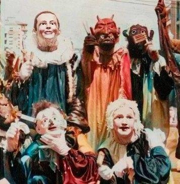Os “Retratos Fantasmas” (e afetivos) do Recife de Kleber Mendonça Imagem de foliões de carnaval para o cartaz de "Retratos Fantasmas", filme de Kleber Mendonça Filho