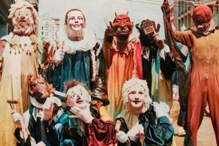 Imagem de foliões de carnaval para o cartaz de "Retratos Fantasmas", filme de Kleber Mendonça Filho