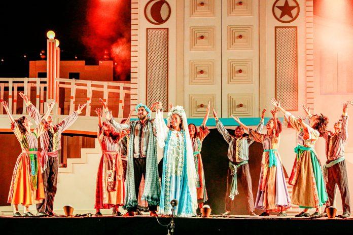 “Baile do Menino Deus” celebra 40 anos – 20 deles no Marco Zero do Recife Cena do "Baile do Menino Deus" - foto: Hans Manteuffel/ divulgação