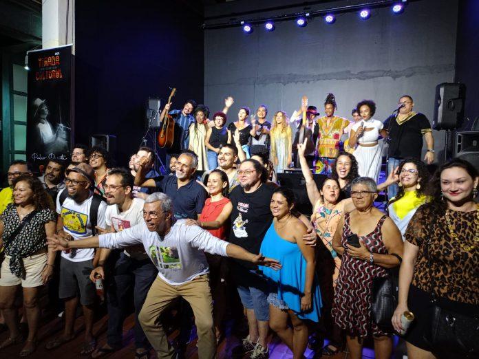 Caravana maranhense abriu Virada Cultural do CCBNB em Fortaleza Comunhão: artistas maranhenses e parte do público presente ao CCBNB na última sexta-feira (8) - foto: Zema Ribeiro