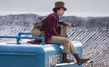 ‘Wonka’ vira um camelô analfabeto fugindo do rapa