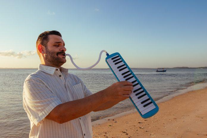 O blues de Caymmi no mergulho profundo de Adriano Grineberg O bluesman e multi-instrumentista Adriano Grineberg - foto: Matheus Leite/ divulgação