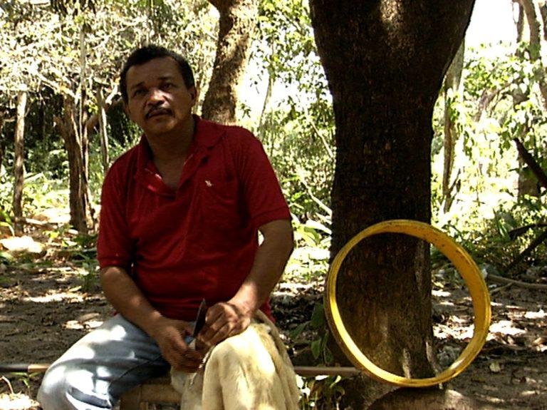 O mestre Humberto de Maracanã (1939-2015) em cena de "Tambores do Maranhão" - frame/reprodução