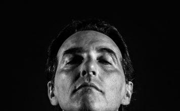 Geraldo Roca (1954-2015), um compositor de presente para o Brasil O cantor e compositor Márcio de Camillo evoca o "Veneno Light" de Geraldo Roca - foto: Lauro Medeiros/ divulgação