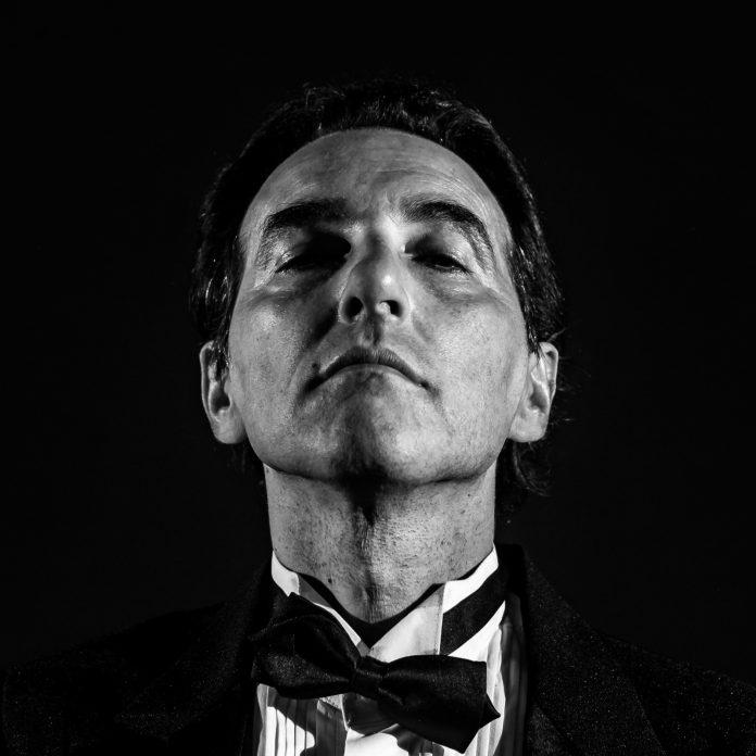 Geraldo Roca (1954-2015), um compositor de presente para o Brasil O cantor e compositor Márcio de Camillo evoca o "Veneno Light" de Geraldo Roca - foto: Lauro Medeiros/ divulgação