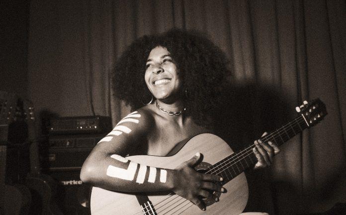 Josyara no cerne da Timbalada A cantora, compositora e violonista Josyara - foto: Natalia_Arjones/ divulgação