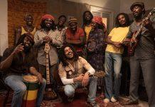 Capital nacional do reggae, São Luís recebeu pré-estreia de “Bob Marley: One Love” Bob Marley (Kingsley Ben-Adir) e os Wailers. Reprodução/ Paramount Pictures