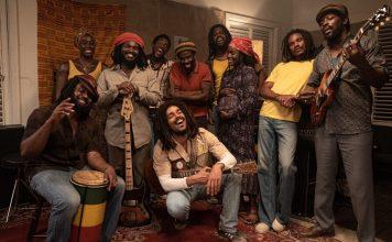 Capital nacional do reggae, São Luís recebeu pré-estreia de “Bob Marley: One Love” Bob Marley (Kingsley Ben-Adir) e os Wailers. Reprodução/ Paramount Pictures
