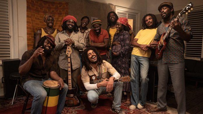 Capital nacional do reggae, São Luís recebeu pré-estreia de “Bob Marley: One Love” Bob Marley (Kingsley Ben-Adir) e os Wailers. Reprodução/ Paramount Pictures