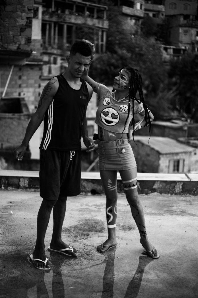 Um microcosmo brasileiro Os irmãos Julia e Cristian, em cena de "Amanhã" - frame/reprodução