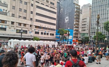 Protesto contra desmonte da cultura em SP reúne 2 mil no Theatro Municipal