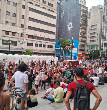 Protesto contra desmonte da cultura em SP reúne 2 mil no Theatro Municipal