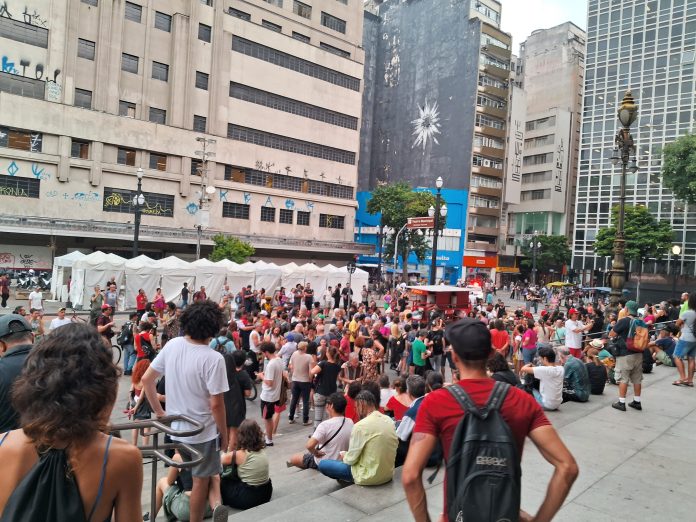 Protesto contra desmonte da cultura em SP reúne 2 mil no Theatro Municipal