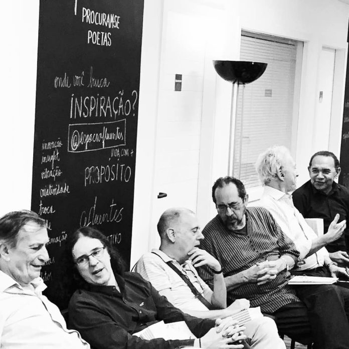 O imortal Salgado Maranhão, “antes de tudo, poeta” Antonio Cícero, Geraldo Carneiro, Paulo Henriques Britto, Adriano Espínola, Antônio Carlos Secchin e Salgado Maranhão no lançamento de "A Estante dos Poetas" (organizado por Paulo Sabino), com poemas desta fabulosa meia dúzia – foto: Felipe Fleury/reprodução Facebook