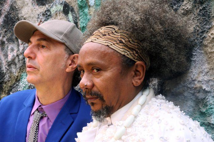 Parceiros desde sempre, Chico César e Zeca Baleiro lançam inspirado álbum em duo Os cantores e compositores Zeca Baleiro e Chico César - foto: Vange Milliet/divulgação