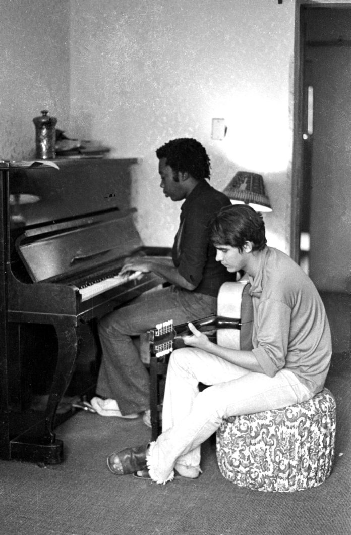 Documentário de Ana Rieper sobre o Clube da Esquina estreia hoje em 20 cidades brasileiras Milton Nascimento e Lô Borges em foto inédita de Juvenal Pereira