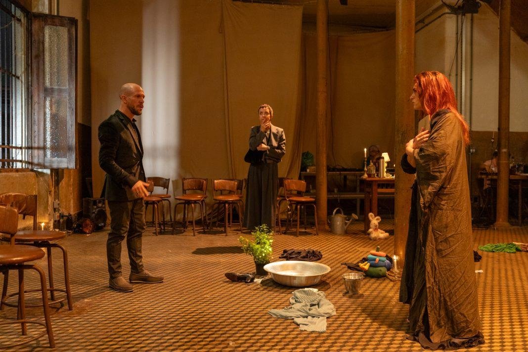 Cena de Medea, na versão de Mike Bartlett, na montagem da Cia do Sopro
