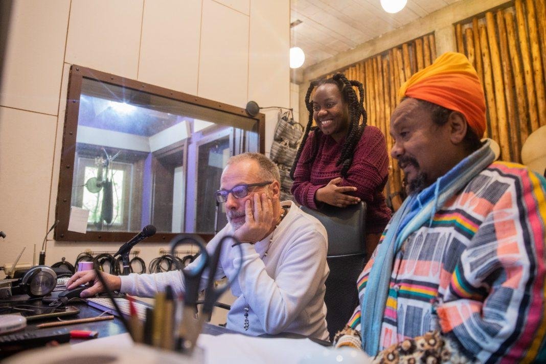 O produtor musical Guilherme Kastrup com Mirassol Mwaba e Chico César no estúdio Toca do Tatu - foto: Victor Balde/divulgação