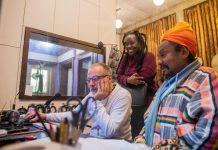 “O amor faz bem”: uma conversa com a congo-brasileira Marissol Mwaba O produtor musical Guilherme Kastrup com Mirassol Mwaba e Chico César no estúdio Toca do Tatu - foto: Victor Balde/divulgação