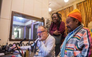 “O amor faz bem”: uma conversa com a congo-brasileira Marissol Mwaba O produtor musical Guilherme Kastrup com Mirassol Mwaba e Chico César no estúdio Toca do Tatu - foto: Victor Balde/divulgação