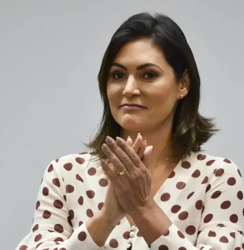 Vereador ameaça desobedecer ordem judicial e seguir com homenagem a Michelle e Municipal é cercado