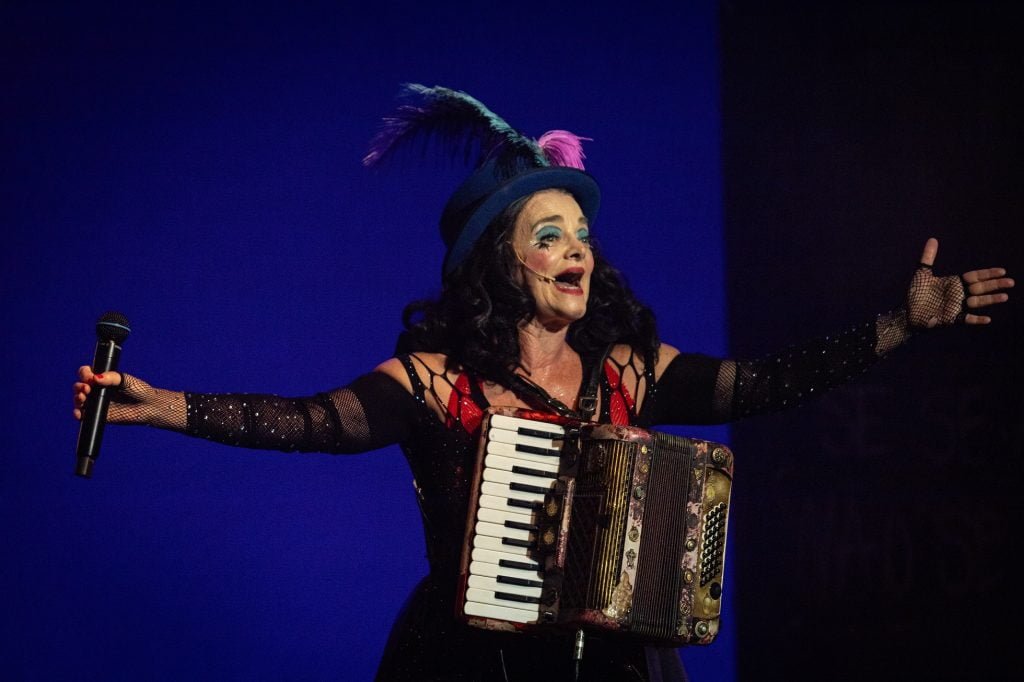Inês Peixoto, na peça "Cabaré Coragem", do Grupo Galpão, em cartaz no Sesc Belenzinho - Foto: Noelia Najera/Divulgação