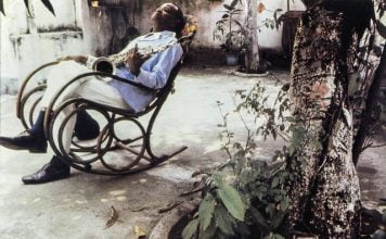 “Choro”, de Pedro Aspahan, está disponível online Ninando o saxofone, Pixinguinha em uma cadeira de balanço no quintal de casa - foto: Walter Firmo/ Acervo IMS