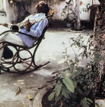 “Choro”, de Pedro Aspahan, está disponível online Ninando o saxofone, Pixinguinha em uma cadeira de balanço no quintal de casa - foto: Walter Firmo/ Acervo IMS