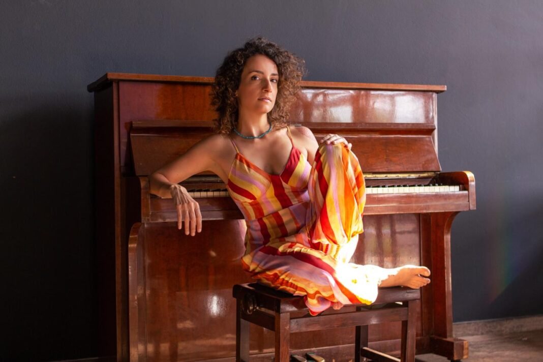 A pianista, cantora e compositora Claudia Castelo Branco - foto: Luís Fernando Meato Pagliarani/ Redoma Filmes/ divulgação