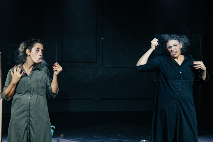 Pergunta do dia: ‘E se fôssemos baleias?” Cena da peça 'E Se Fôssemos Baleias?', com o Coletivo A Digna