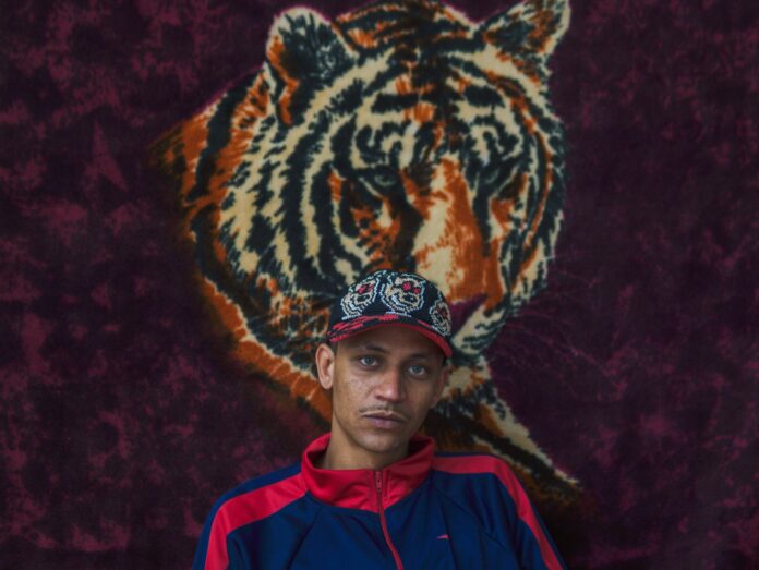 O instigante Edgar em “Universidade Favela” O multiartista Edgar - foto: Renato Pascoal/ direção de arte: Renan Alves/ divulgação