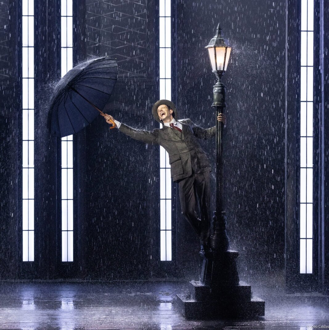 Cena de "Cantando na Chuva", comédia musical em cartaz no Teatro Sergio Cardoso