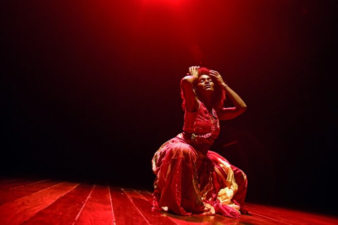 ‘Lótus’ questiona a visão sobre o corpo da mulher negra A atriz Danielle Ambrósio, no Sesc Ipiranga, com o espetáculo "Lótus"