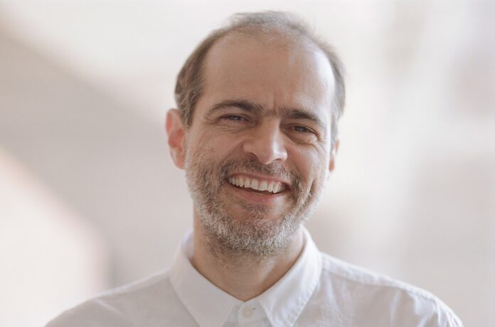 Os consistentes alicerces de Moreno Veloso O cantor e compositor Moreno Veloso - foto: Caroline Bittencourt/ divulgação