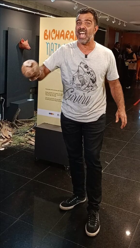 Claudio Lima performa o "Carcará" na abertura de suas exposições - foto: Zema Ribeiro