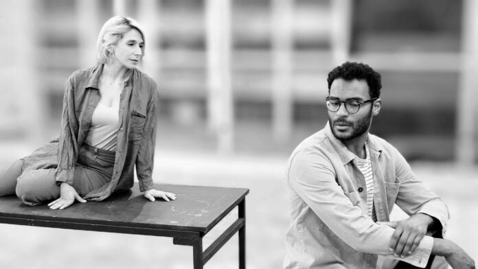 Um meio “Copo Vazio” que fica cheio no palco Cena de "Copo Vazio", peça em cartaz no Sesc Belenzinho, sobre "ghosting"