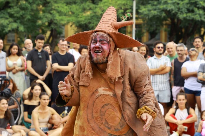 FIT BH 2024 celebra os 30 anos de vida Cena da peça Ubu Tropical, da Tribo de Tatuadores Ói Nóis Aqui Traveiz