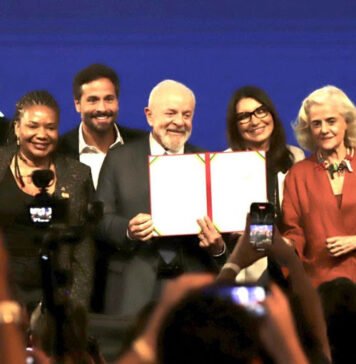 Vencida há quase um ano, Lei de TV Paga é renovada por Lula, assim como a Cota de Tela